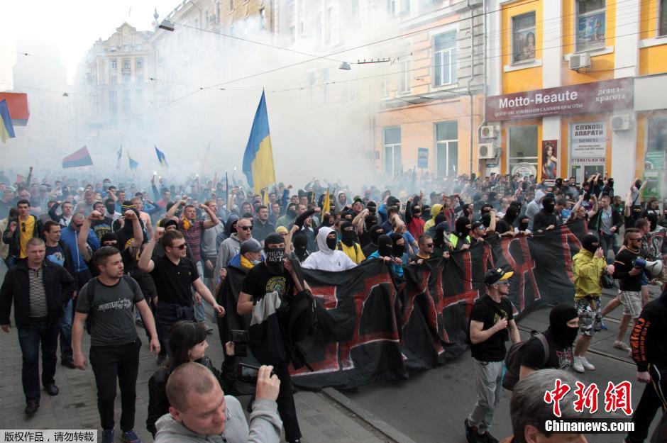 當?shù)貢r間4月28日，烏克蘭哈爾科夫，親歐民眾和親俄民眾在街頭示威時發(fā)生大規(guī)模沖突。