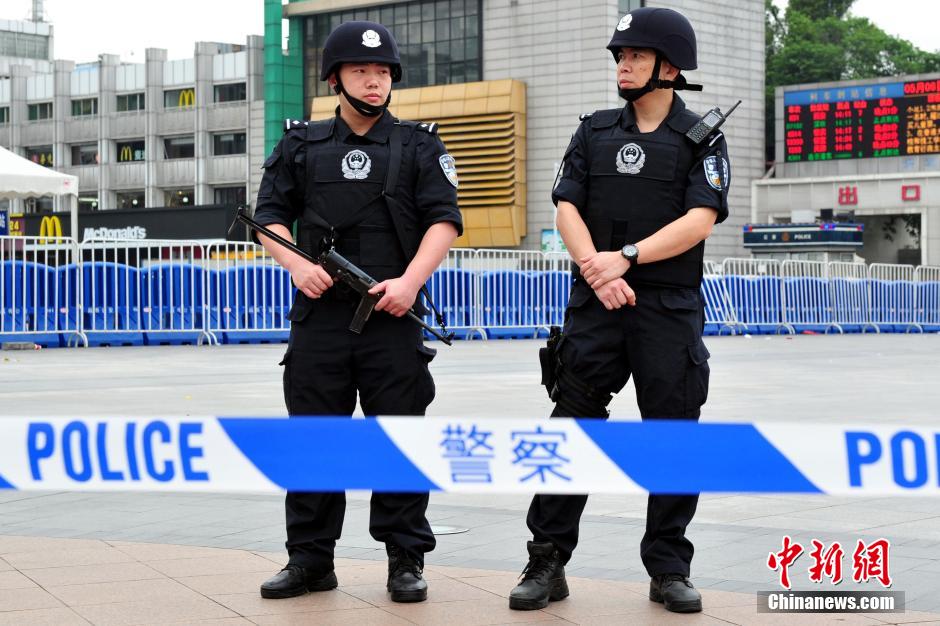 圖為廣州特警在案發(fā)現(xiàn)場戒備。