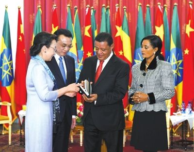 李克強總理與夫人程虹當(dāng)?shù)貢r間6日上午同埃塞總統(tǒng)穆拉圖夫婦在國家宮會見。會見后，程虹將自己的著作和譯著贈送給姆拉圖總統(tǒng)夫婦。