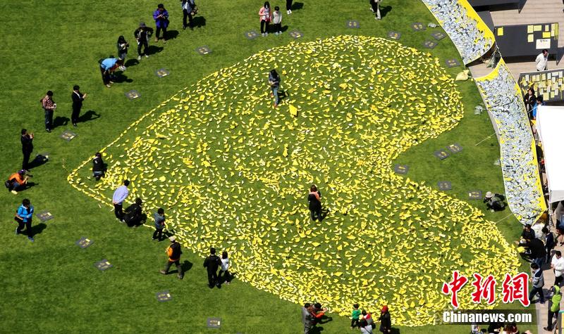 韓國民眾折紙船擺愛心 悼念客輪沉沒遇難者 韓國民眾折紙船擺愛心 悼念客輪沉沒遇難者