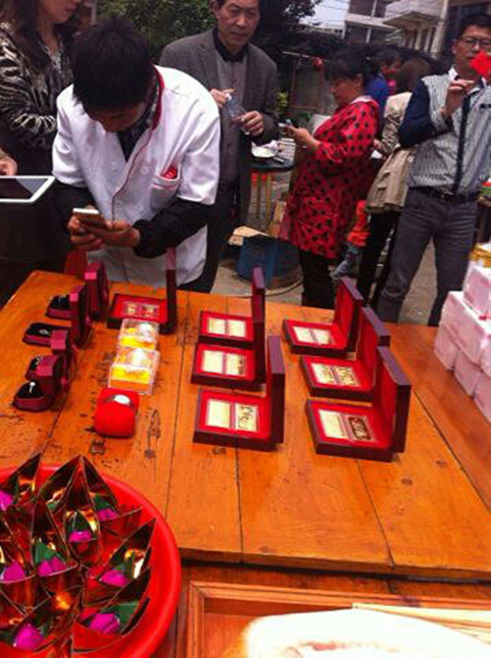 浙江臺(tái)州土豪娶妻引側(cè)目:288萬(wàn)現(xiàn)鈔 金條十幾根 浙江臺(tái)州土豪娶妻引側(cè)目:288萬(wàn)現(xiàn)鈔 金條十幾根