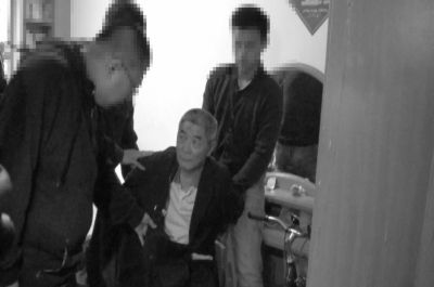 　向南夫被警方抓獲。