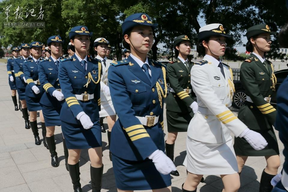 解放軍首批女儀仗兵亮相，90%以上擁有大專以上學(xué)歷，平均身高1.72米。圖為女兵儀仗隊(duì)。