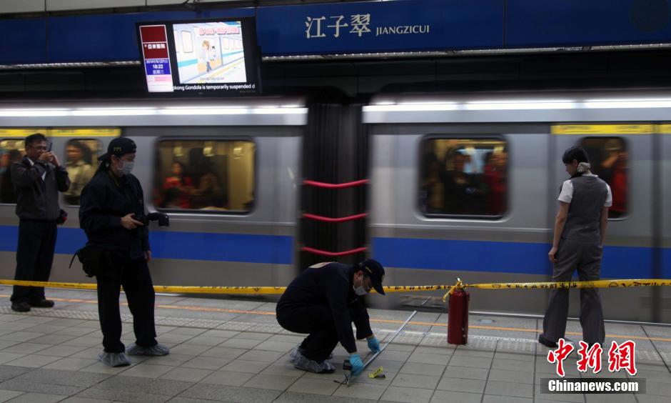 圖為新北市警察在現(xiàn)場(chǎng)勘查。中新社發(fā) 劉舒凌 攝