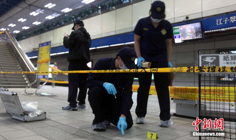 圖為新北市警察在現(xiàn)場(chǎng)勘查。中新社發(fā) 劉舒凌 攝