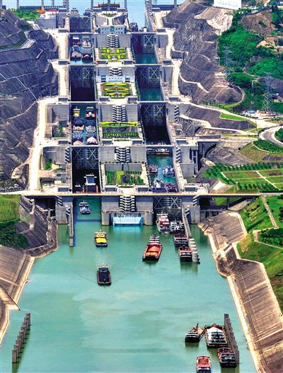 今年5月11日,三峽工程五級(jí)船閘,船只正在過閘。
