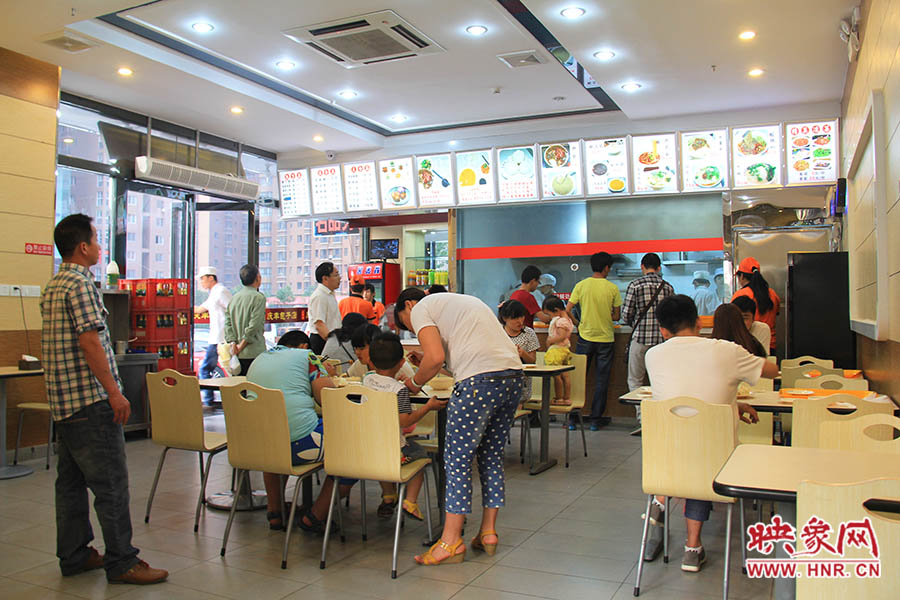 慶豐包子的金字招牌真不是蓋的,雖然店面還沒有正式營業(yè),已有許多食客慕名來吃包子。