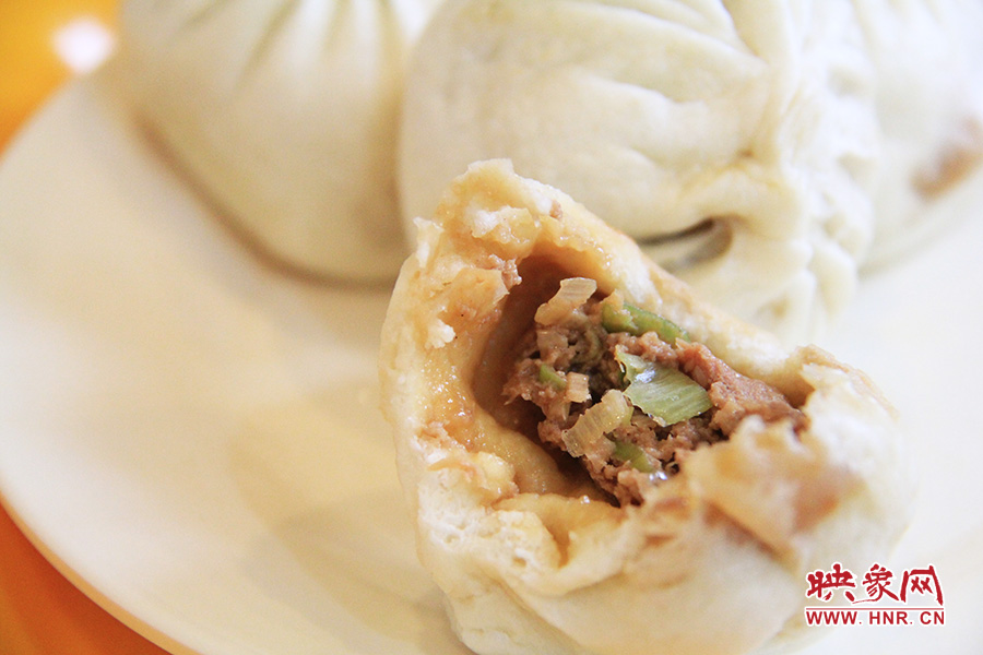 記者特意叫上一位去過北京正宗慶豐包子鋪的朋友前往試吃鑒定,兩者的味道差不多。