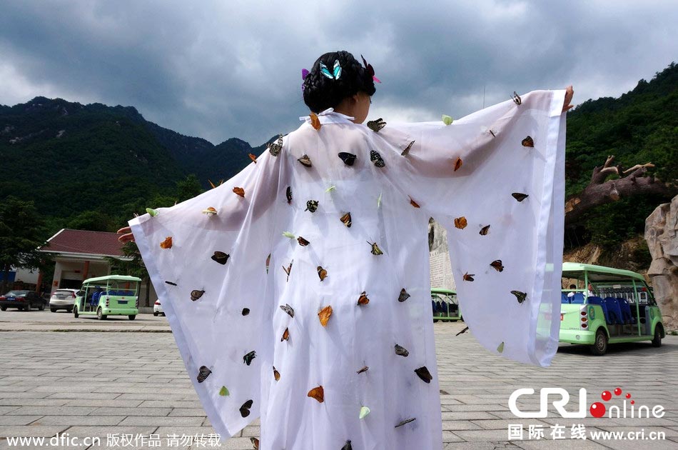 “蝴蝶仙子”身穿上百只剛剛扎死的蝴蝶。圖片來源：老祝/東方IC