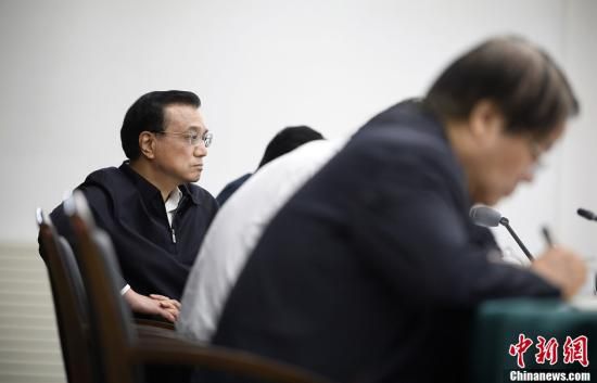 李克強在赤峰主持召開部分企業(yè)與金融機構(gòu)負責人座談會。