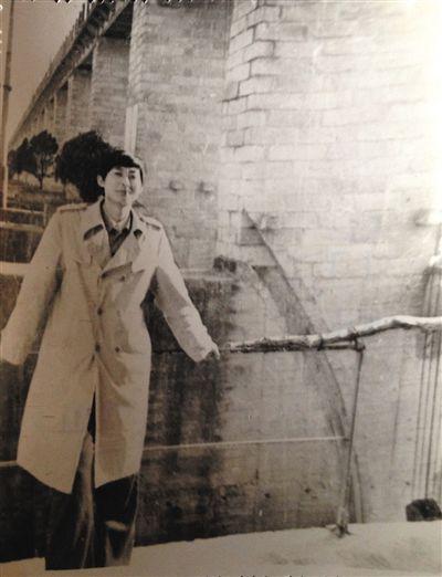 1995年，于英生在蚌埠淮河閘上留影。