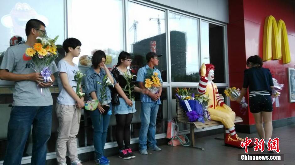 山東招遠民眾自發(fā)悼念“5·28”受害者 山東招遠民眾自發(fā)悼念“5·28”受害者