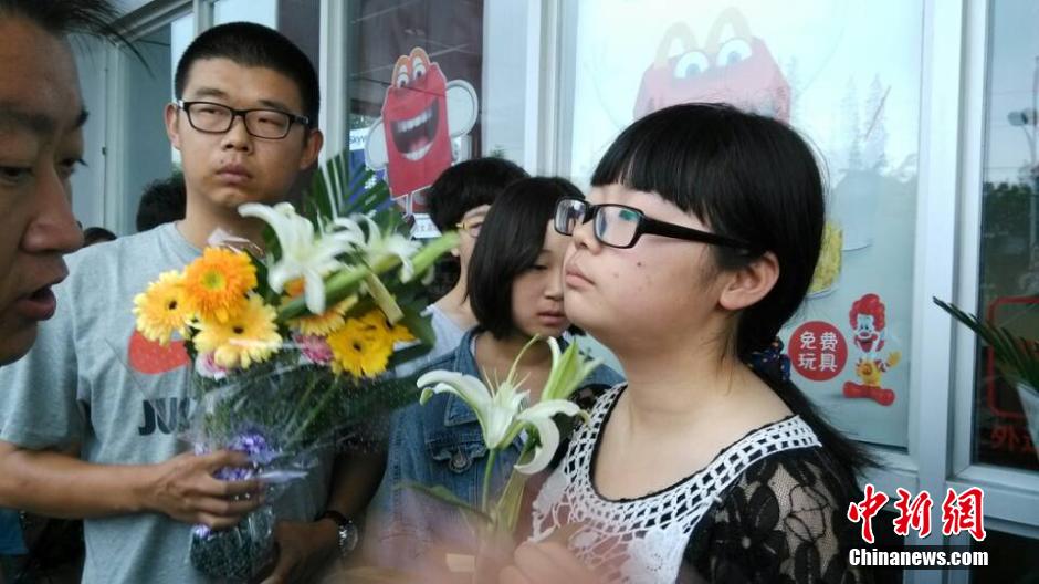 山東招遠民眾自發(fā)悼念“5·28”受害者 山東招遠民眾自發(fā)悼念“5·28”受害者