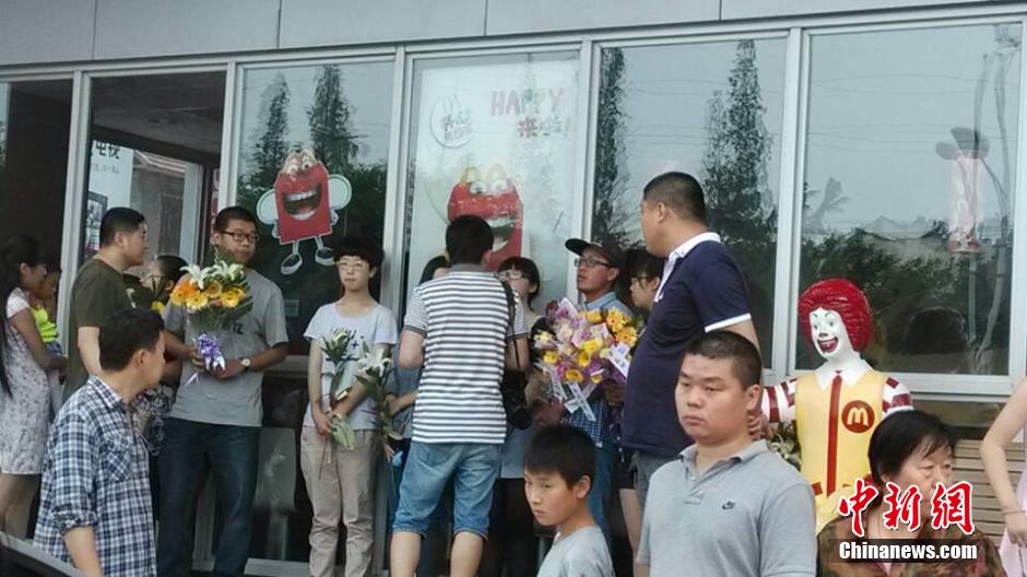 山東招遠民眾自發(fā)悼念“5·28”受害者 山東招遠民眾自發(fā)悼念“5·28”受害者