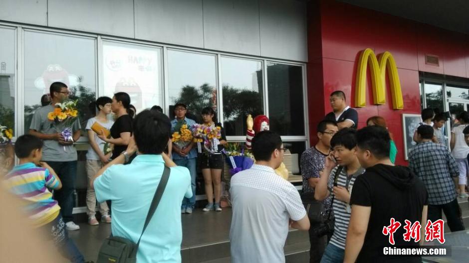 山東招遠民眾自發(fā)悼念“5·28”受害者 山東招遠民眾自發(fā)悼念“5·28”受害者