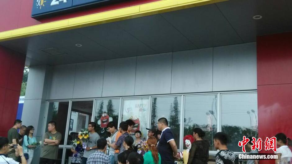 山東招遠民眾自發(fā)悼念“5·28”受害者 山東招遠民眾自發(fā)悼念“5·28”受害者