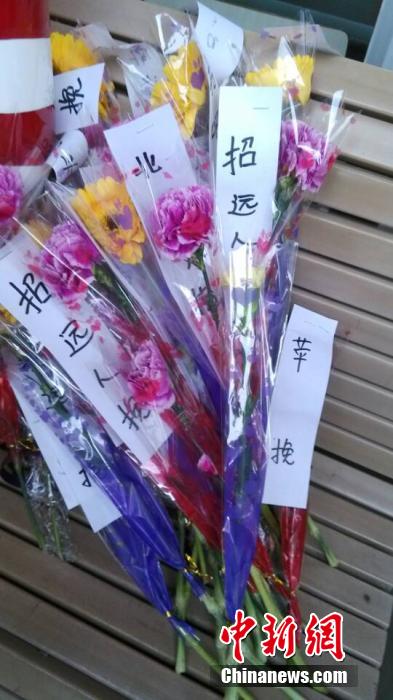 山東招遠民眾自發(fā)悼念“5·28”受害者 山東招遠民眾自發(fā)悼念“5·28”受害者