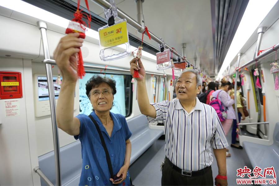 濃濃的端午文化吸引了不少老年人前來乘坐地鐵。