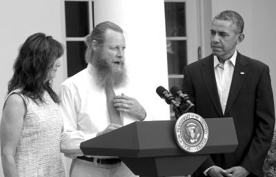 美國(guó)總統(tǒng)奧巴馬和伯格達(dá)爾的父母共同出席新聞發(fā)布會(huì)。圖/CFP