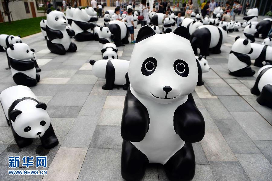 這是6月2日在上海靜安嘉里中心廣場拍攝的萌態(tài)百出的“熊貓”大軍。
