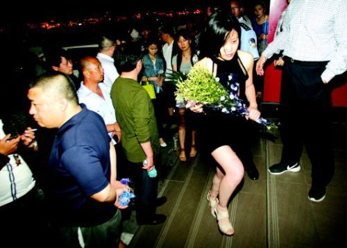 血案發(fā)生幾天來，很多招遠(yuǎn)市民自發(fā)送來鮮花，悼念逝者。本報記者趙金陽見習(xí)記者呂奇攝