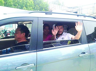 孫正龍和妻子、家人，揮手和醫(yī)護人員告別。張凌飛