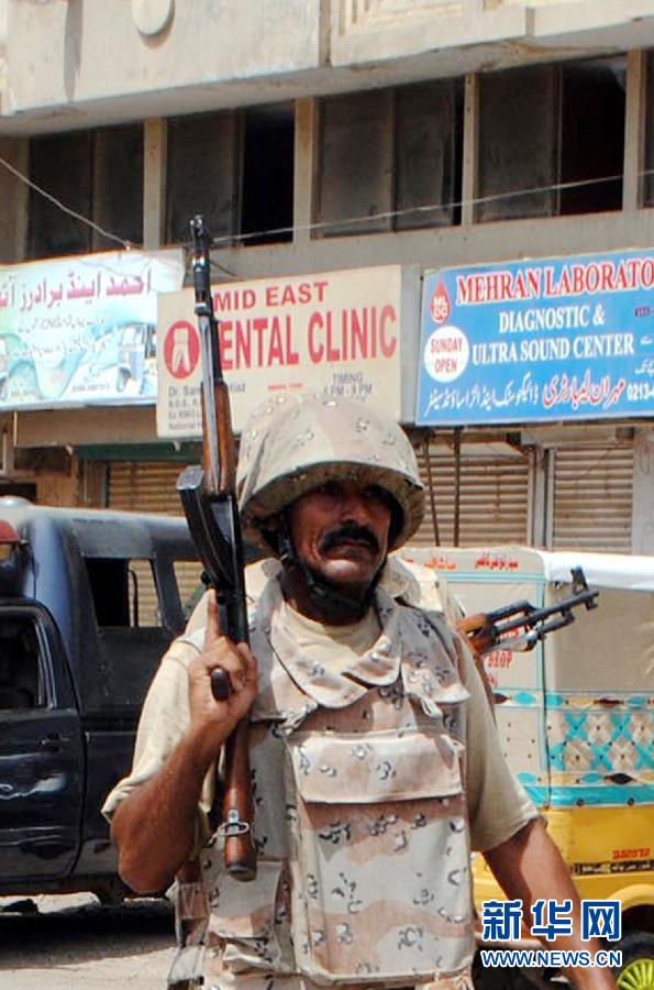 6月10日，在巴基斯坦南部城市卡拉奇真納國際機(jī)場附近，安全人員在街頭警戒。