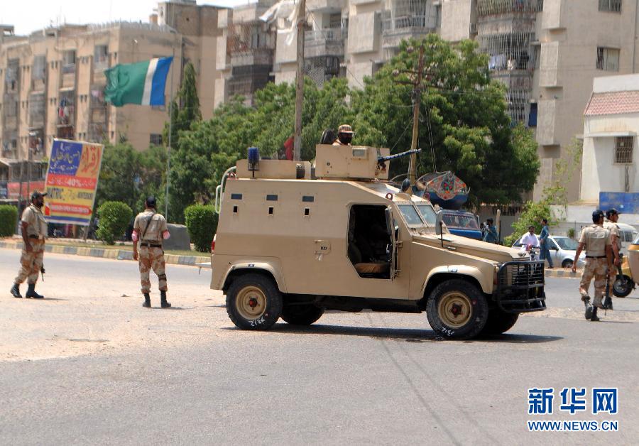 6月10日，在巴基斯坦南部城市卡拉奇真納國際機(jī)場附近，安全人員在街頭警戒。