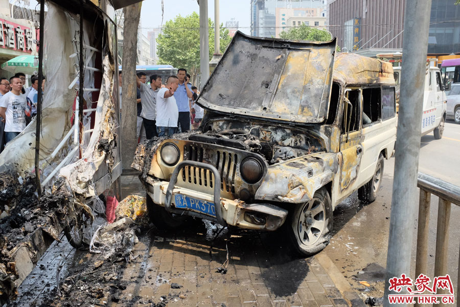 火災(zāi)撲滅后，交警部門將車進(jìn)行拖離。