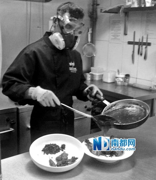 廚師在烹制最辣雞腿醬時(shí)要戴“防辣”面罩。