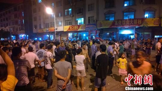 事發(fā)后民眾仍未離去。 王剛 攝