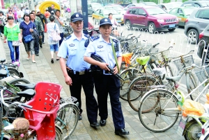 人流密集的街頭,持槍巡邏。