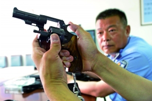 出發(fā)前,認(rèn)真檢查槍械。