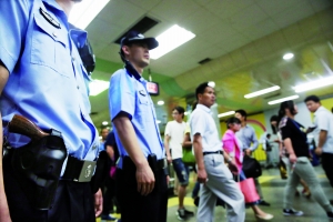 地鐵內(nèi),攜槍巡邏。