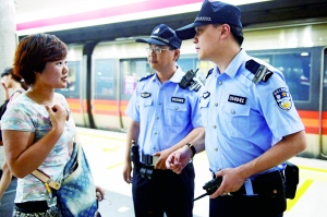 地鐵內(nèi),遇到群眾求助。