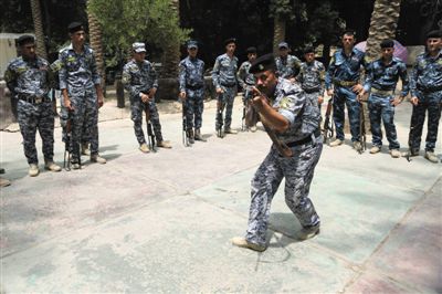 　5日，伊拉克巴格達，新招募的安全部隊成員進行訓(xùn)練。