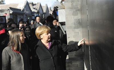 2012年2月2日，北京，默克爾來到南鑼鼓巷游覽。