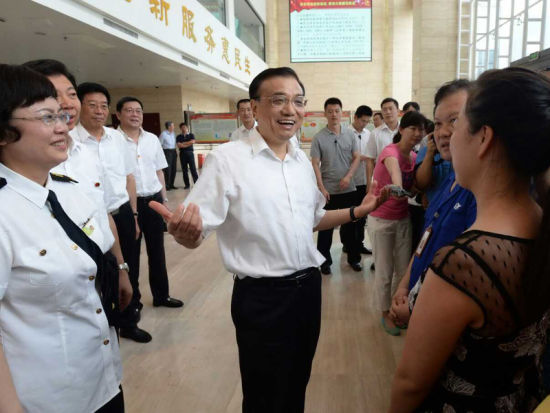 李克強(qiáng)與民眾交談 李克強(qiáng)與民眾交談