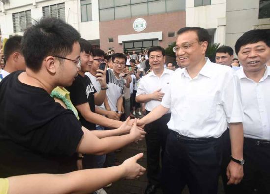 李克強(qiáng)與民眾握手 李克強(qiáng)與民眾握手