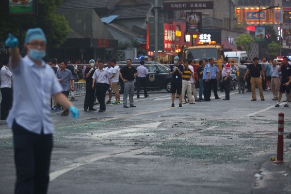 　圖為醫(yī)護(hù)人員到現(xiàn)場救援。