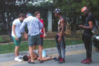 外籍男子路邊發(fā)現(xiàn)醉漢將其圍住。