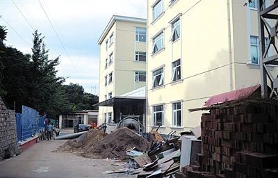 　該山莊目前正在建四星級賓館。新京報(bào)記者 吳江 攝