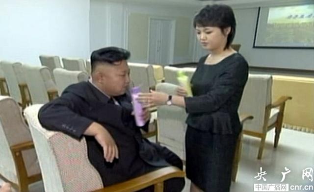 朝鮮官方電視臺(tái)播放金正恩與夫人親密畫面 朝鮮官方電視臺(tái)播放金正恩與夫人親密畫面