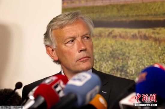 7月17日，在荷蘭阿姆斯特丹斯希普霍爾機(jī)場(chǎng)舉行的的新聞發(fā)布會(huì)上，馬航歐洲區(qū)負(fù)責(zé)人介紹情況。