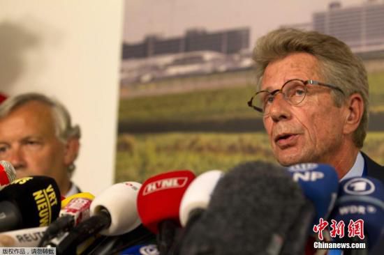 7月17日，在荷蘭阿姆斯特丹斯希普霍爾機(jī)場(chǎng)舉行的的新聞發(fā)布會(huì)上，馬航歐洲區(qū)負(fù)責(zé)人介紹情況。