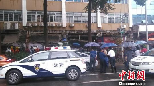 深圳羅湖人才市場部分坍塌 傷亡人數(shù)不詳(組圖)