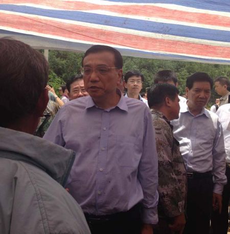 走進(jìn)帳篷，總理就握住蔡官耀的雙手說：“不行，這個帳篷太簡易了”。說完這句，叮囑蔡官耀，“不能回家住”