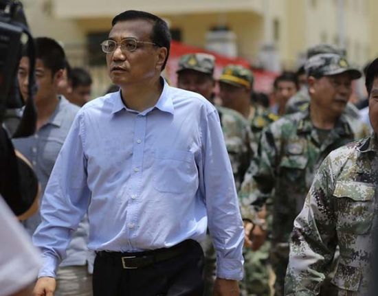 　8月4日，中共中央政治局常委，國務(wù)院總理李克強(qiáng)在云南魯?shù)榈卣馂?zāi)區(qū)察看災(zāi)情。