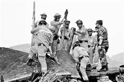 救援隊員搜救現場 供圖/新華