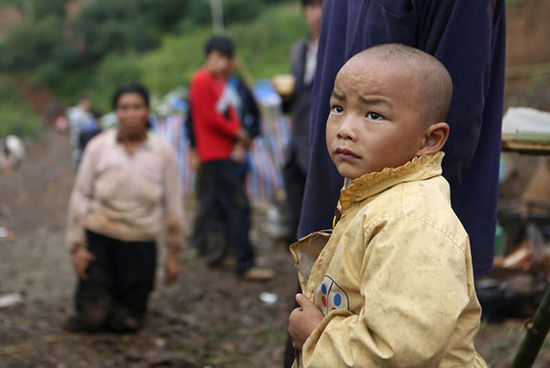 帳篷有限，尚有不少村民沒(méi)有地方躲雨。澎湃新聞 程藝輝 圖